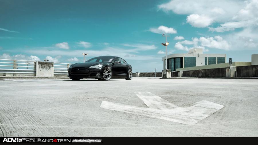 Tesla Model S by ADV.1 Wheels 2014 года  (фото 15 из 21)